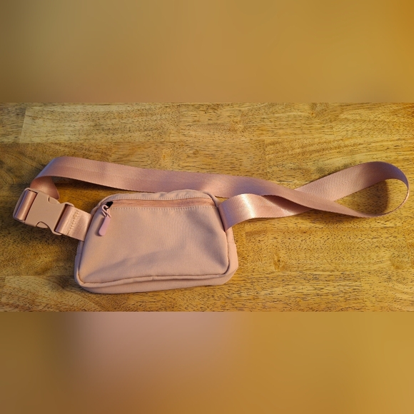 pink belt bag - Picture 2 of 3